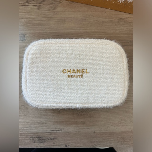 CHANEL 2024 Holiday Cosmetic Pouch - Picture 1 of 7